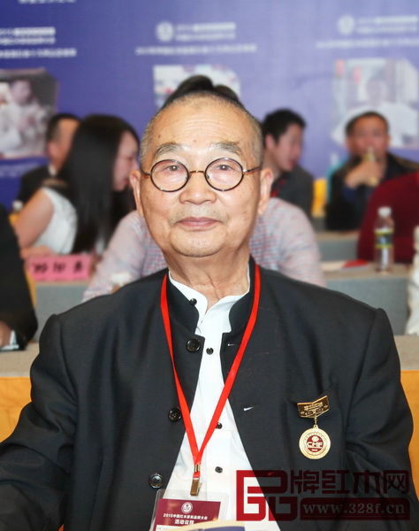 胡景初 中国高等家具设计专业创始人中南林业科技大学博士生导师 新明式也属新中式的一种,因此必须具有中式传统家具的文化基因和形式上的可识别性,简约而赋新的形式符号仍不可或缺。 胡景初 中国高等家具设计专业创始人中南林业科技大学博士生导师 新明式也属新中式的一种,因此必须具有中式传统家具的文化基因和形式上的可识别性,简约而赋新的形式符号仍不可或缺。