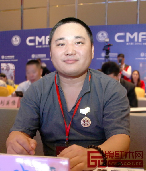 牛晓霆 东北林业大学明清家具研究所所长、东北林业大学研究生导师 明式家具要创新首先要尊重和认识传统明式家具的文化和审美，知其然知其所以然。