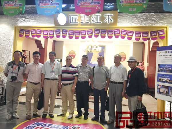 匠王红木董事长李茂先（左四）与全联民间文物艺术品商会会长宋建文（右四），原故宫博物院文保科技部主任曹静楼（左三），《红木家具通用技术条件》标准主要起草人之一曹新民（右二），故宫博物院副研究员周京南（右三），华南农业大学教授李凯夫（左一），家具行业资深媒体人王周（右一），全联艺术红木家具专委会执行会长林伟华（左二）一行在匠王红木展厅留影
