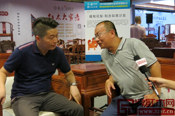 故宫博物院副研究员、明清宫廷家具专家周京南(右)就沙发的整体造型与大汇堂董事胡春腾(左)作深入交流 故宫博物院副研究员、明清宫廷家具专家周京南(右)就沙发的整体造型与大汇堂董事胡春腾(左)作深入交流