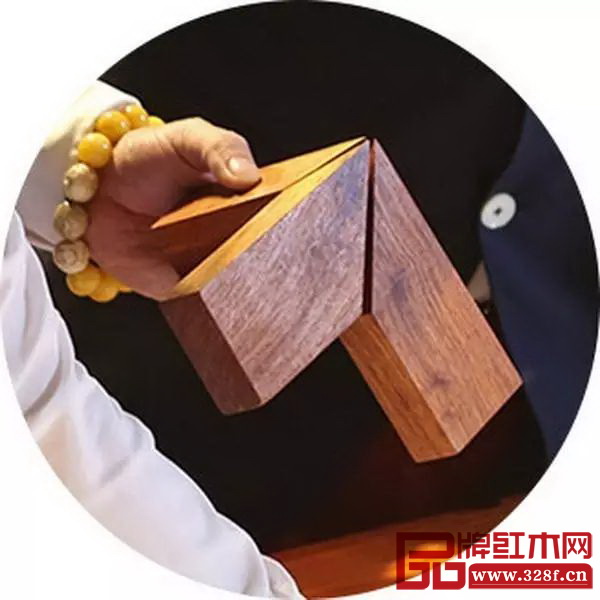 “粽角榫”也叫三角齐尖,它的特点是每个角都以三根方材格角结合在一起 “粽角榫”也叫三角齐尖,它的特点是每个角都以三根方材格角结合在一起