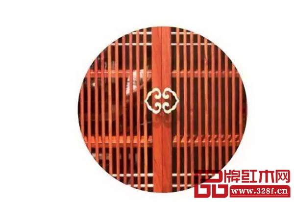 世外桃源明轩鞋柜不仅金属饰件运用了如意云纹,整体还采用了直棂式样 世外桃源明轩鞋柜不仅金属饰件运用了如意云纹,整体还采用了直棂式样