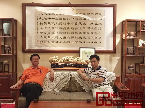 陈国寿(左)希望更多的企业一起来研发新明式,让新明式成为一个时代的标签;而弘木传媒CEO林伟华(右)表示,新明式将会得到前所未有的发展 陈国寿(左)希望更多的企业一起来研发新明式,让新明式成为一个时代的标签;而弘木传媒CEO林伟华(右)表示,新明式将会得到前所未有的发展