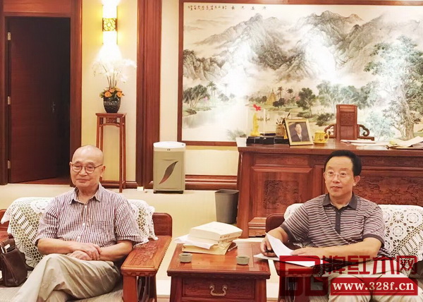中国高等家具设计专业创始人、中南林业科技大学博士生导师胡景初(左)表示,传统不是一成不变的,红木行业的认识也应该与时俱进;而华南农业大学教授、博士生导师李凯夫(右)希望新明式可以成为传世之作 中国高等家具设计专业创始人、中南林业科技大学博士生导师胡景初(左)表示,传统不是一成不变的,红木行业的认识也应该与时俱进;而华南农业大学教授、博士生导师李凯夫(右)希望新明式可以成为传世之作