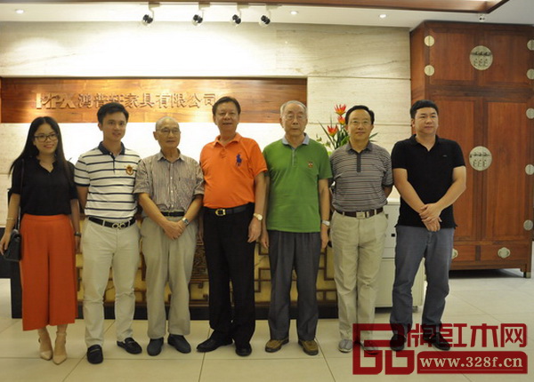 中国高等家具设计专业创始人、中南林业科技大学博士生导师胡景初(左三),中国技术红木家具专家、《红木家具通用技术条件》标准主要起草人之一曹新民(右三),华南农业大学教授、博士生导师李凯夫(右二),全联艺术红木家具专委会执行会长、弘木传媒CEO林伟华(左二)与国寿红木董事长陈国寿(左四)、国寿红木总经理陈卫棠(右一)在国寿红木公司合影 中国高等家具设计专业创始人、中南林业科技大学博士生导师胡景初(左三),中国技术红木家具专家、《红木家具通用技术条件》标准主要起草人之一曹新民(右三),华南农业大学教授、博士生导师李凯夫(右二),全联艺术红木家具专委会执行会长、弘木传媒CEO林伟华(左二)与国寿红木董事长陈国寿(左四)、国寿红木总经理陈卫棠(右一)在国寿红木公司合影