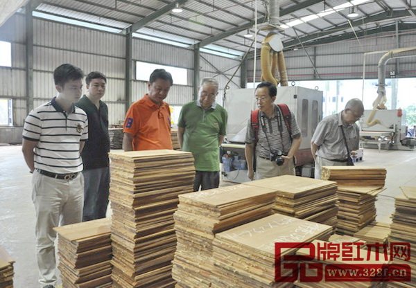 讨论结束后,专家们实地走访了国寿红木的工厂 讨论结束后,专家们实地走访了国寿红木的工厂