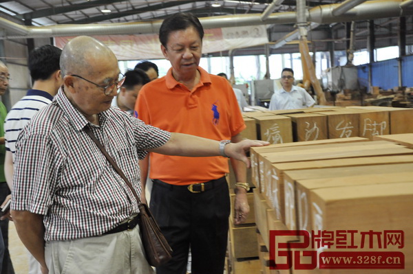 讨论结束后,胡景初教授还参观走访了国寿红木的工厂 讨论结束后,胡景初教授还参观走访了国寿红木的工厂