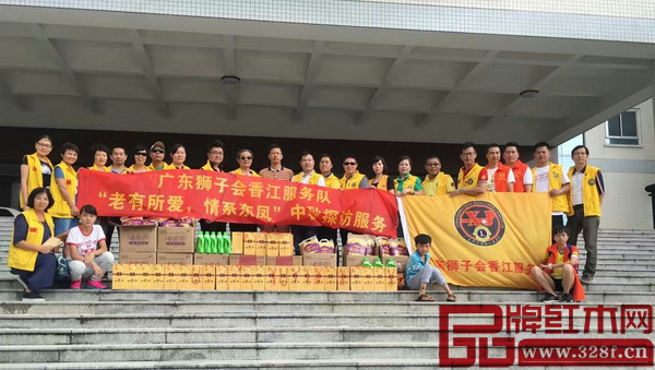 鸿运堂总经理(右四)热衷社会公益活动,曾多次参与由广东狮子会组织的各类社会服务事业 鸿运堂总经理(右四)热衷社会公益活动,曾多次参与由广东狮子会组织的各类社会服务事业