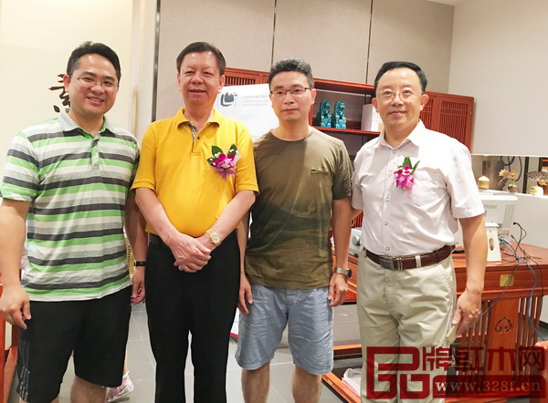 现场购买世外桃源新明式家具客户与国寿红木董事长陈国寿（左二）、华南农业大学教授李凯夫（右一）合影