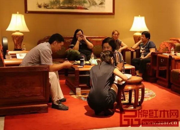 现场来宾踊跃签单,国寿红木匠心制作的家具好评如潮 现场来宾踊跃签单,国寿红木匠心制作的家具好评如潮