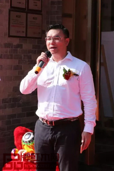 国寿红木副董事长陈淦凡代表本次活动的主办方致辞 国寿红木副董事长陈淦凡代表本次活动的主办方致辞
