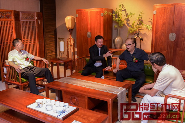 中国传统工艺大师、国寿红木董事长陈国寿(左二)与现场受邀嘉宾交流传统文化和红木家具结合所带来的雅致文化生活 中国传统工艺大师、国寿红木董事长陈国寿(左二)与现场受邀嘉宾交流传统文化和红木家具结合所带来的雅致文化生活