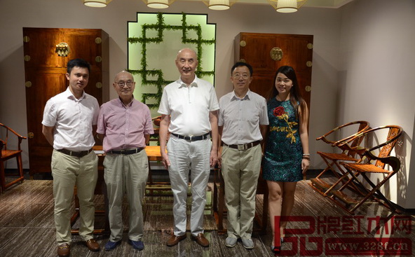 众名家与邵湘文董事长(中)合影 众名家与邵湘文董事长(中)合影