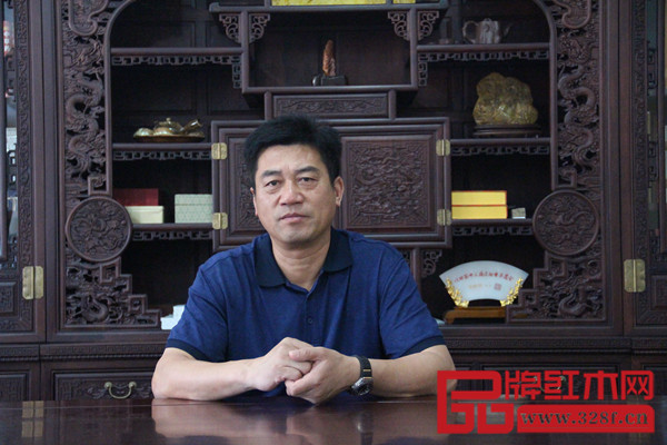 中国传统工艺大师、东阳新明红木董事长张新民精通木雕技术