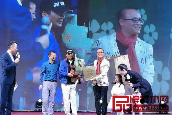 卓木王红木总经理杜长江上台上台领取全明星公益赛“特约赞助伙伴奖” 卓木王红木总经理杜长江上台上台领取全明星公益赛“特约赞助伙伴奖”
