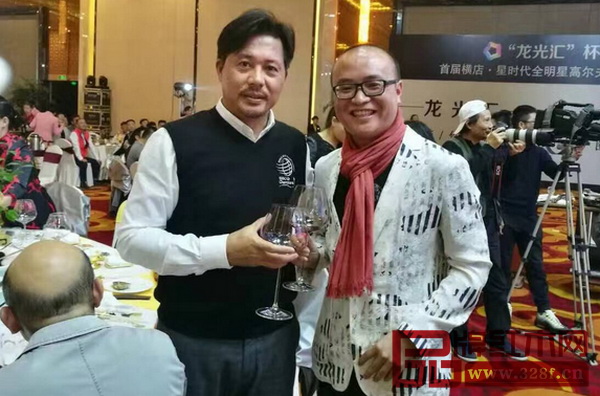 卓木王红木董事长(右)与时代高尔夫球队队长佟瑞欣合影 卓木王红木董事长(右)与时代高尔夫球队队长佟瑞欣合影