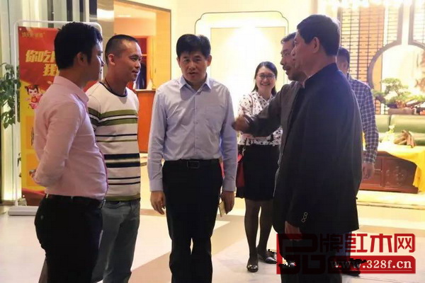 天工隽品董事长林子昌（左二）亲自接待中国家具协会理事长朱长岭（右一）和原中山市大涌镇党委委员谢巧明（中）