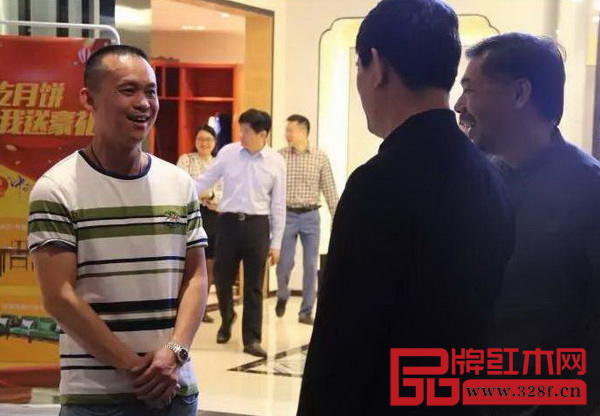 朱长岭理事长(右)与天工隽品董事长林子昌(左)就天工隽品未来的发展进行了深入的交流 朱长岭理事长(右)与天工隽品董事长林子昌(左)就天工隽品未来的发展进行了深入的交流