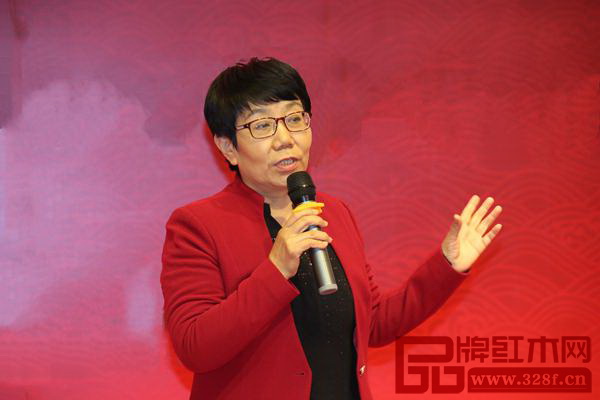 山东省家具协会会长牛广霞为山东红木专委会2016年会作总结发言 山东省家具协会会长牛广霞为山东红木专委会2016年会作总结发言