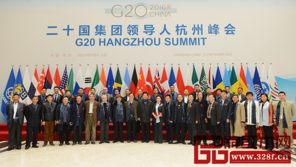 第七届中国红木家具品牌大会部分重要嘉宾在G20峰会举办地合影留念,寓意红木家具借G20之势走向国际化 第七届中国红木家具品牌大会部分重要嘉宾在G20峰会举办地合影留念,寓意红木家具借G20之势走向国际化