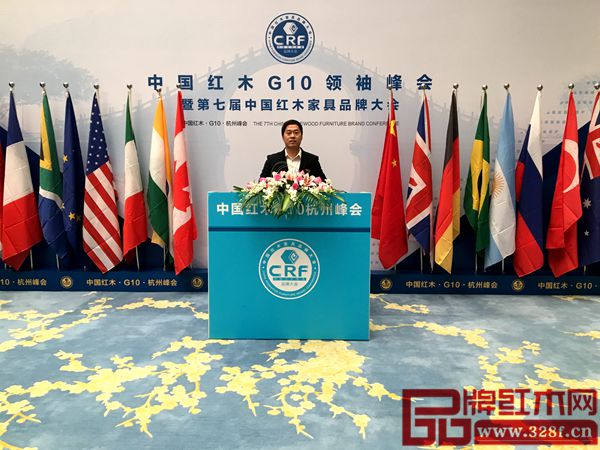 大汇堂总经理胡春龙在中国红木G10领袖峰会背景留影 大汇堂总经理胡春龙在中国红木G10领袖峰会背景留影