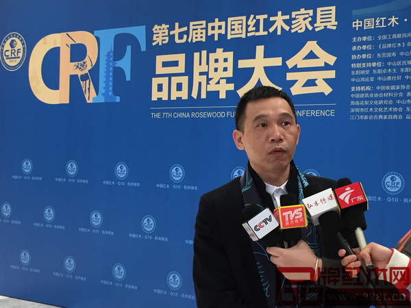 波记家具董事长伍建波接受央视等各大媒体采访，并讲述波记”无漆无蜡无甲醛“家具的特色