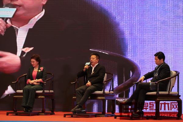 东阳市红木家具行业协会常务副会长、明堂红木总经理张向荣 东阳市红木家具行业协会常务副会长、明堂红木总经理张向荣