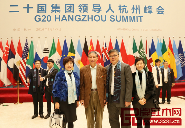 原故宫博物院文保科技部主任曹静楼(左二)、中国(大涌)红博城副总经理林志洪(右二)与瑞昇家居总经理饶颖(左一)在G20峰会举办地合影留念 原故宫博物院文保科技部主任曹静楼(左二)、中国(大涌)红博城副总经理林志洪(右二)与瑞昇家居总经理饶颖(左一)在G20峰会举办地合影留念