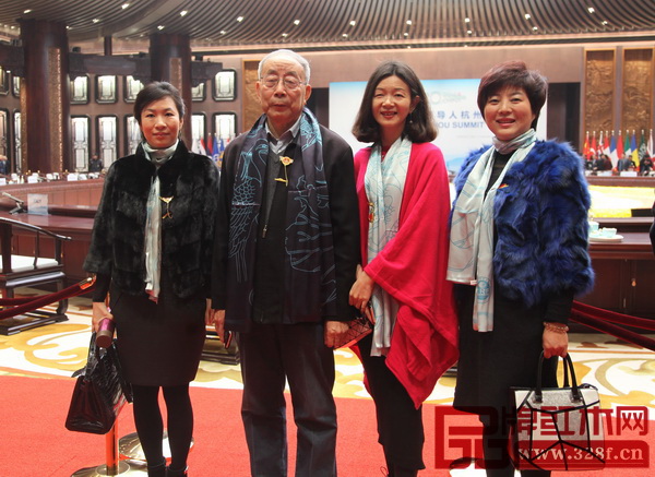 中国红木家具技术专家曹新民(左二)与瑞昇家居总经理饶颖(右一)在G20峰会主会场合影留念 中国红木家具技术专家曹新民(左二)与瑞昇家居总经理饶颖(右一)在G20峰会主会场合影留念