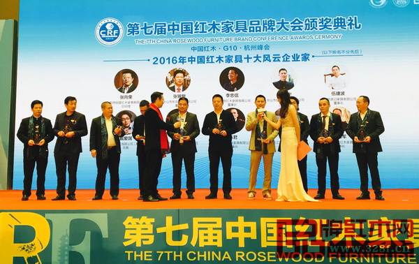 在“2016中国红木家具十大风云企业家”颁奖环节, 红古轩总经理吴赤宇(右四)接受主持人采访 在“2016中国红木家具十大风云企业家”颁奖环节, 红古轩总经理吴赤宇(右四)接受主持人采访