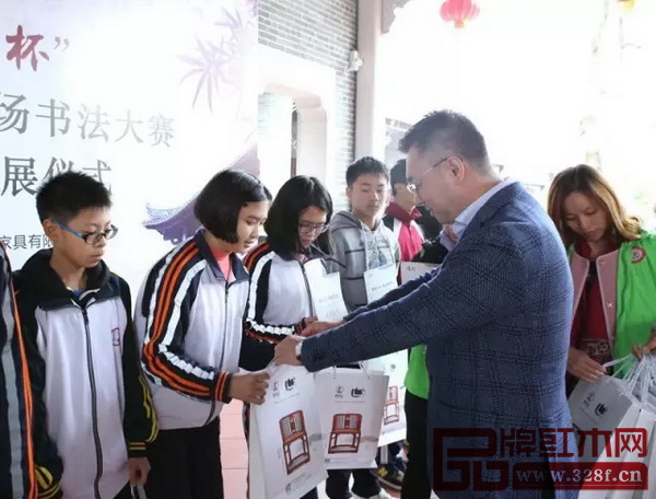 国寿红木副董事长陈淦凡向中学组金银铜获奖者颁发证书和纪念品