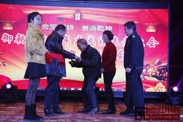 马海军给御乾堂全体员工发放金钥匙 马海军给御乾堂全体员工发放金钥匙
