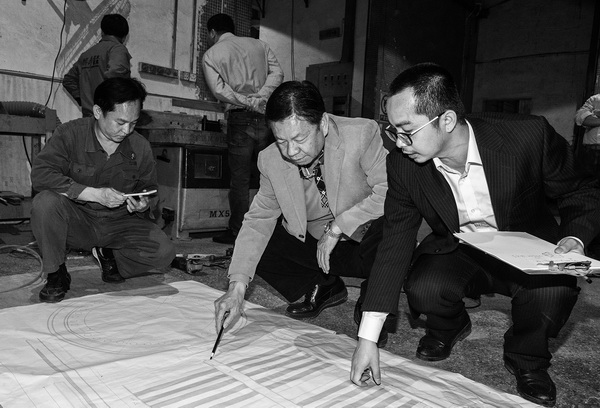 中国传统工艺大师陈国寿(右二)亲自前往车间,对照图纸,严格要求设计和技术团队按标准生产《国寿椅》 中国传统工艺大师陈国寿(右二)亲自前往车间,对照图纸,严格要求设计和技术团队按标准生产《国寿椅》