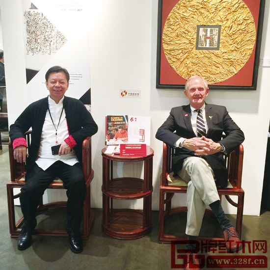 《国寿椅》吸引了众多美国艺术名流及好莱坞明星前来合影留念 《国寿椅》吸引了众多美国艺术名流及好莱坞明星前来合影留念