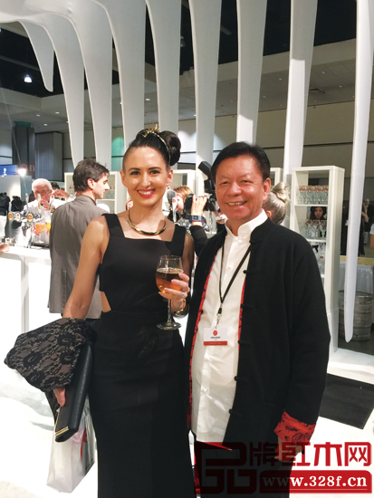 众多美国艺术名流及好莱坞明星与国寿椅创始人陈国寿合影留念 众多美国艺术名流及好莱坞明星与国寿椅创始人陈国寿合影留念