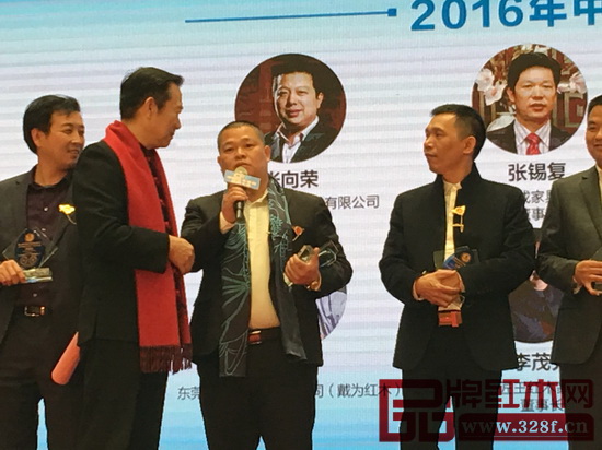 匠王红木董事长李茂先获称“2016中国红木家具十大风云企业家”之后,接受央视著名主持人赵保乐采访 匠王红木董事长李茂先获称“2016中国红木家具十大风云企业家”之后,接受央视著名主持人赵保乐采访