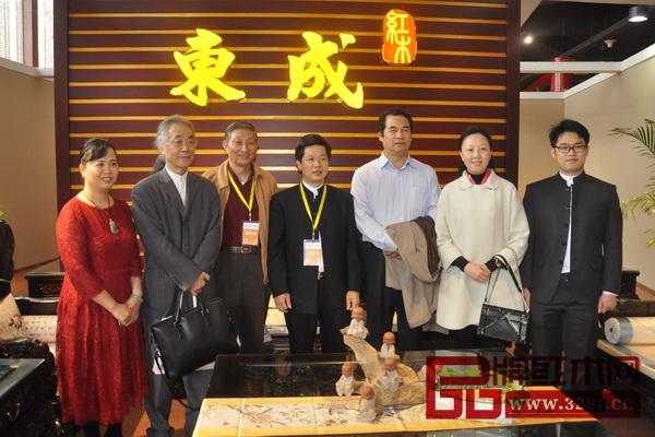 中国林产工业协会执行会长王满(右三)、中国家具协会副秘书长屠祺(右二)、原故宫博物院文保科技部主任曹静楼(左三)、中国红木文化研究院院长濮安国(左二)莅临东成红木展馆参观指导 中国林产工业协会执行会长王满(右三)、中国家具协会副秘书长屠祺(右二)、原故宫博物院文保科技部主任曹静楼(左三)、中国红木文化研究院院长濮安国(左二)莅临东成红木展馆参观指导