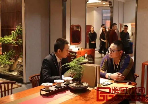 国寿红木区域经理与现场咨询客户进行交谈