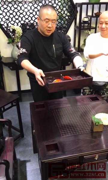 红宝轩的红木家具质量上乘,抽屉可养鱼 红宝轩的红木家具质量上乘,抽屉可养鱼