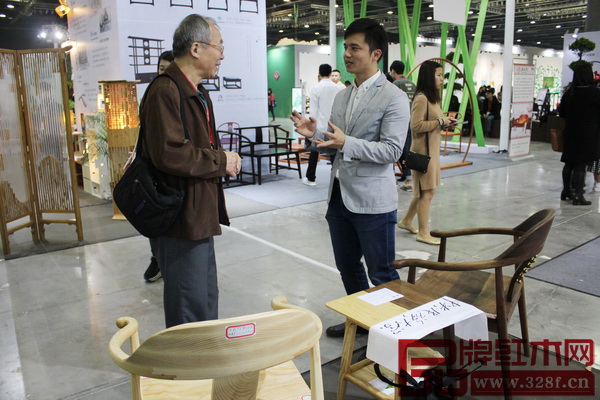 全联艺术红木家具专委会专家顾问、中央民族大学人体工程学专家苏垣(左)与全联艺术红木家具专委会执行会长、弘木传媒CEO林伟华交流家具设计制造问题 全联艺术红木家具专委会专家顾问、中央民族大学人体工程学专家苏垣(左)与全联艺术红木家具专委会执行会长、弘木传媒CEO林伟华交流家具设计制造问题