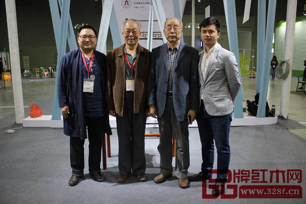 中国红木家具技术专家曹新民（右二），中央民族大学人体工程学专家苏垣（左二），全联艺术红木家具专委会执行会长、弘木传媒CEO林伟华（右一）与东北林业大学明清家具研究所所长牛晓霆在其展位上合影留念