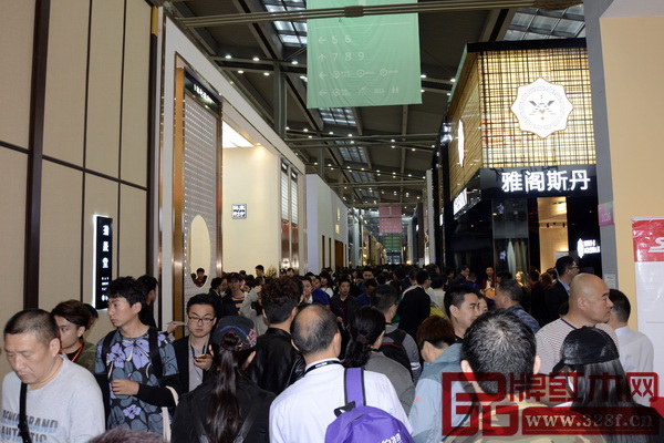 深圳家具展开幕首日人气火爆 深圳家具展开幕首日人气火爆