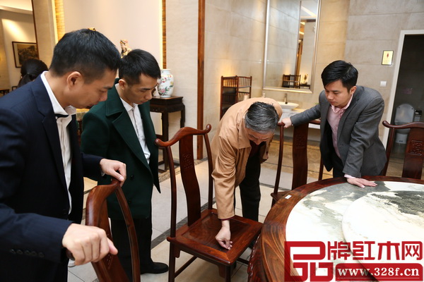 曹静楼老师认真品鉴鸿运堂家具,并对其造型、工艺和品质给予了高度的评价 曹静楼老师认真品鉴鸿运堂家具,并对其造型、工艺和品质给予了高度的评价