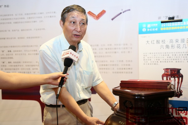 曹静楼老师现场点评鸿运堂《大红酸枝·高束腰三弯腿六角形花几》,并对其创新改良赞不绝口 曹静楼老师现场点评鸿运堂《大红酸枝·高束腰三弯腿六角形花几》,并对其创新改良赞不绝口