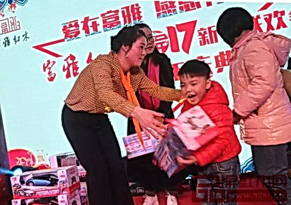 沈总给小朋友发玩具跑车 沈总给小朋友发玩具跑车
