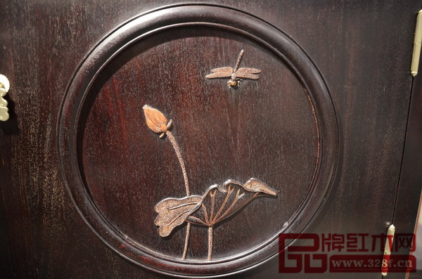 红宝轩书画红木《大明雅韵》系列家具精心选用国画大师齐白石画作中型、韵最佳的花鸟、虫鱼元素,并以檀雕技法诠释 红宝轩书画红木《大明雅韵》系列家具精心选用国画大师齐白石画作中型、韵最佳的花鸟、虫鱼元素,并以檀雕技法诠释