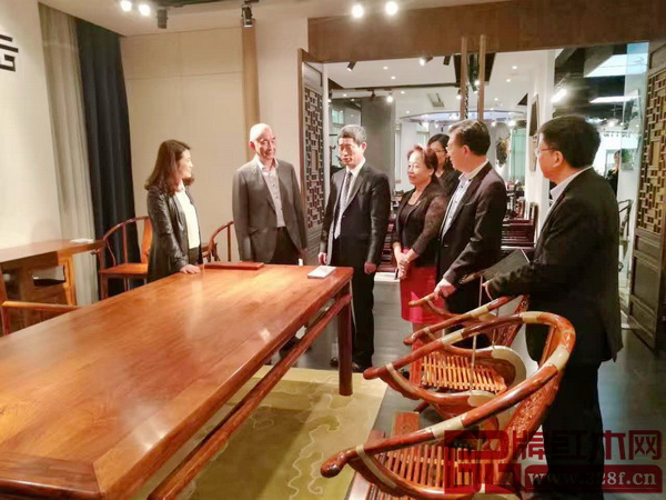 中国家具协会理事长朱长岭(左三)一行欣赏了泰和园经典作品,并对作品进行了评价 中国家具协会理事长朱长岭(左三)一行欣赏了泰和园经典作品,并对作品进行了评价