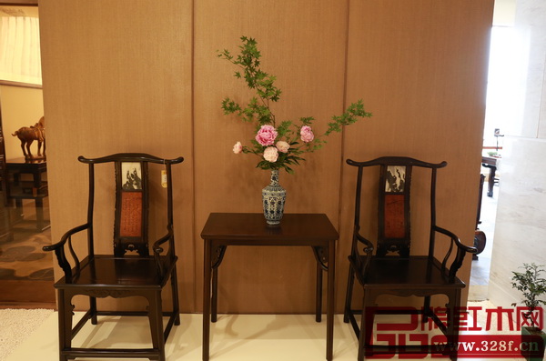 区氏臻品明清家具艺术馆内的花卉、空间布置与家具精品相得益彰，为参观者带来了美的享受