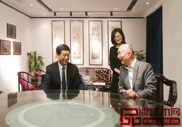 中国家具协会理事长朱长岭(左)与泰和园董事长邵湘文(右)进行了深入交流,并赞叹泰和园乃中国红木家具民族品牌的代表 中国家具协会理事长朱长岭(左)与泰和园董事长邵湘文(右)进行了深入交流,并赞叹泰和园乃中国红木家具民族品牌的代表
