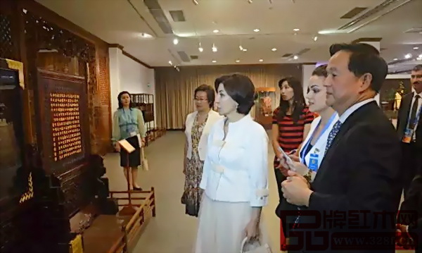 乌兹别克斯坦共和国总统夫人参观中国紫檀博物馆观看紫檀雕清明上河图大插屏 乌兹别克斯坦共和国总统夫人参观中国紫檀博物馆观看紫檀雕清明上河图大插屏